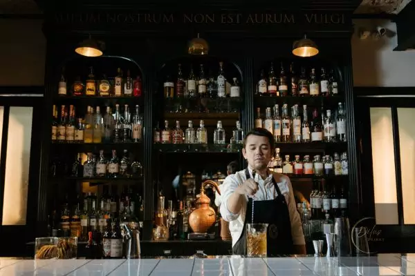 imagem de um bartender no balcão de drinks